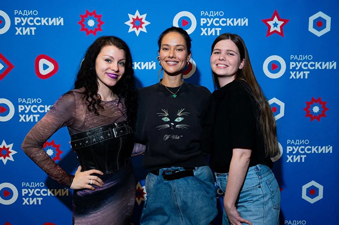 Юля Паршута, ведущие Даша Федотова и Юля Маркина